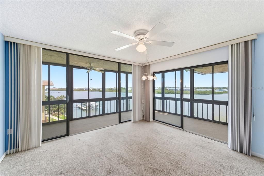 For Sale: $499,000 (2 beds, 2 baths, 985 Square Feet)