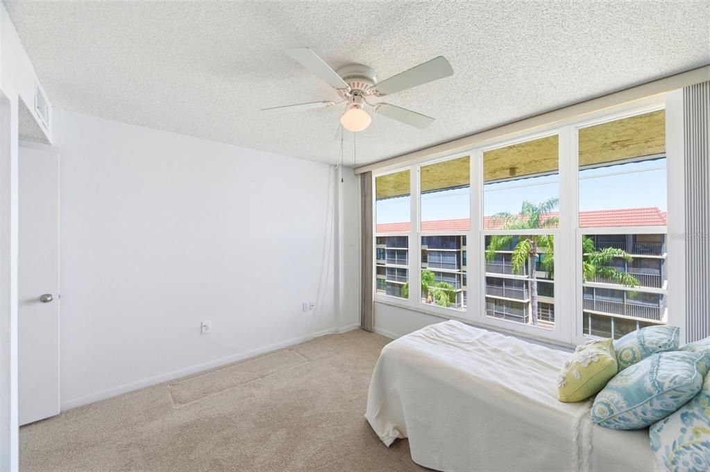 For Sale: $499,000 (2 beds, 2 baths, 985 Square Feet)