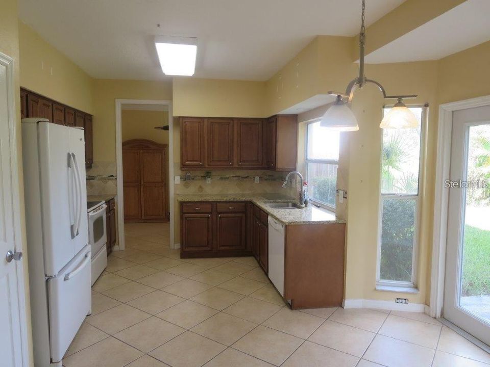 For Rent: $3,070 (4 beds, 2 baths, 2142 Square Feet)