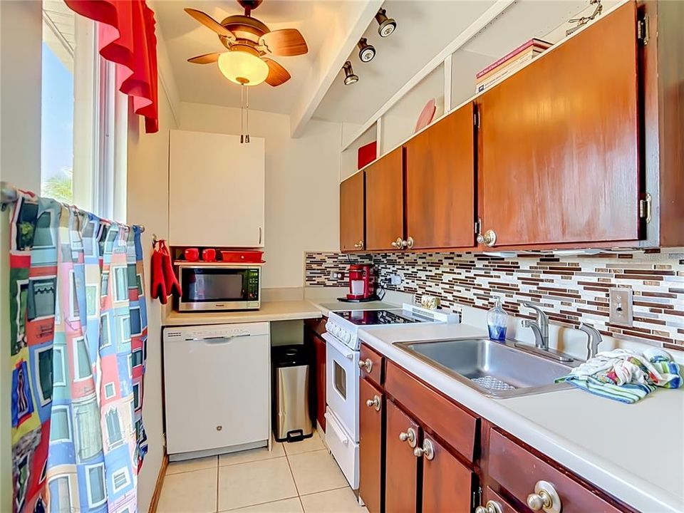 For Sale: $145,000 (1 beds, 1 baths, 648 Square Feet)