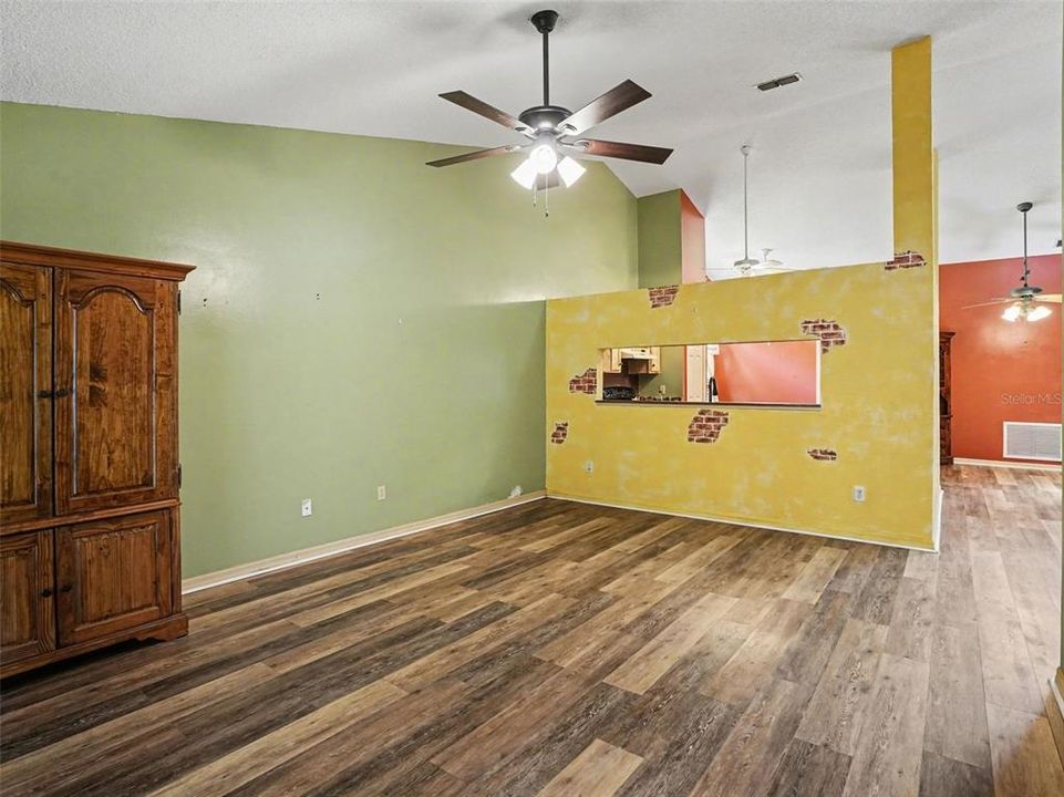 Active With Contract: $375,000 (3 beds, 2 baths, 1579 Square Feet)