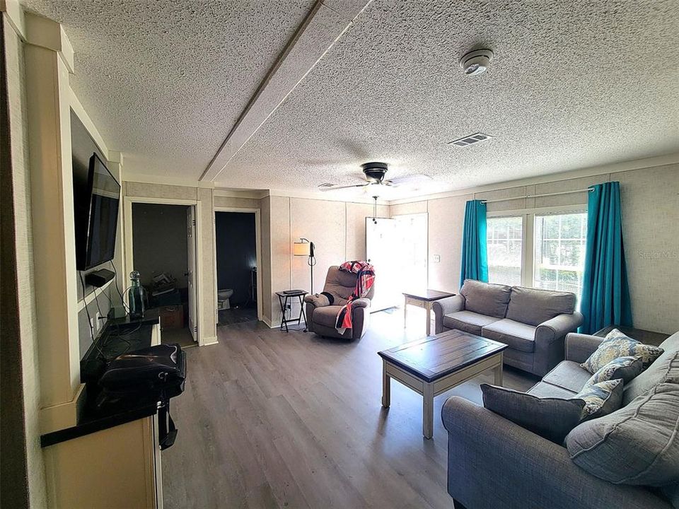 For Sale: $154,000 (3 beds, 2 baths, 1040 Square Feet)
