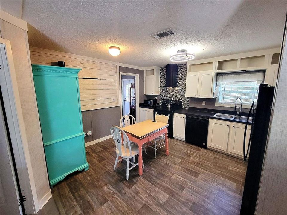 For Sale: $154,000 (3 beds, 2 baths, 1040 Square Feet)