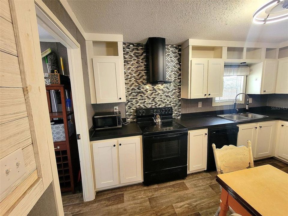 For Sale: $154,000 (3 beds, 2 baths, 1040 Square Feet)
