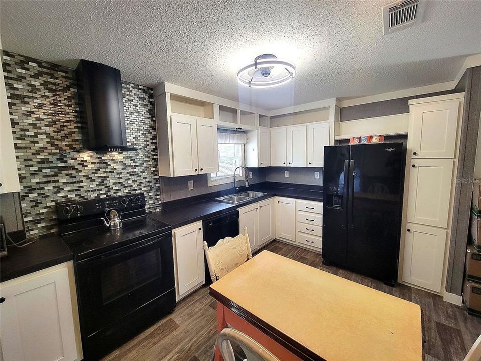 For Sale: $154,000 (3 beds, 2 baths, 1040 Square Feet)