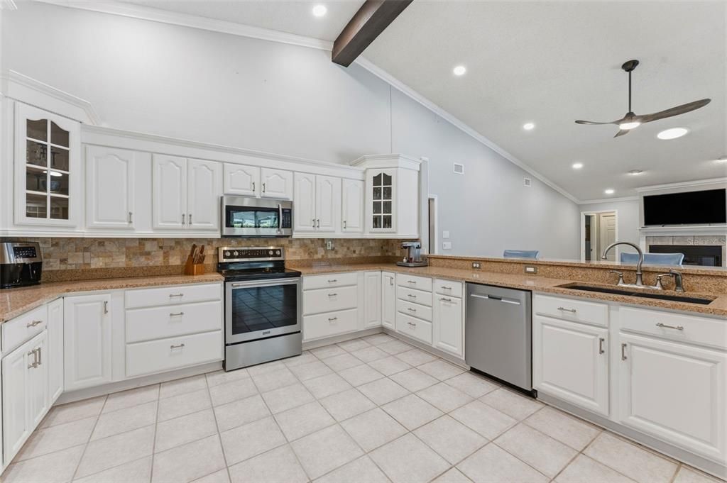 Activo con contrato: $739,900 (5 camas, 3 baños, 2660 Pies cuadrados)