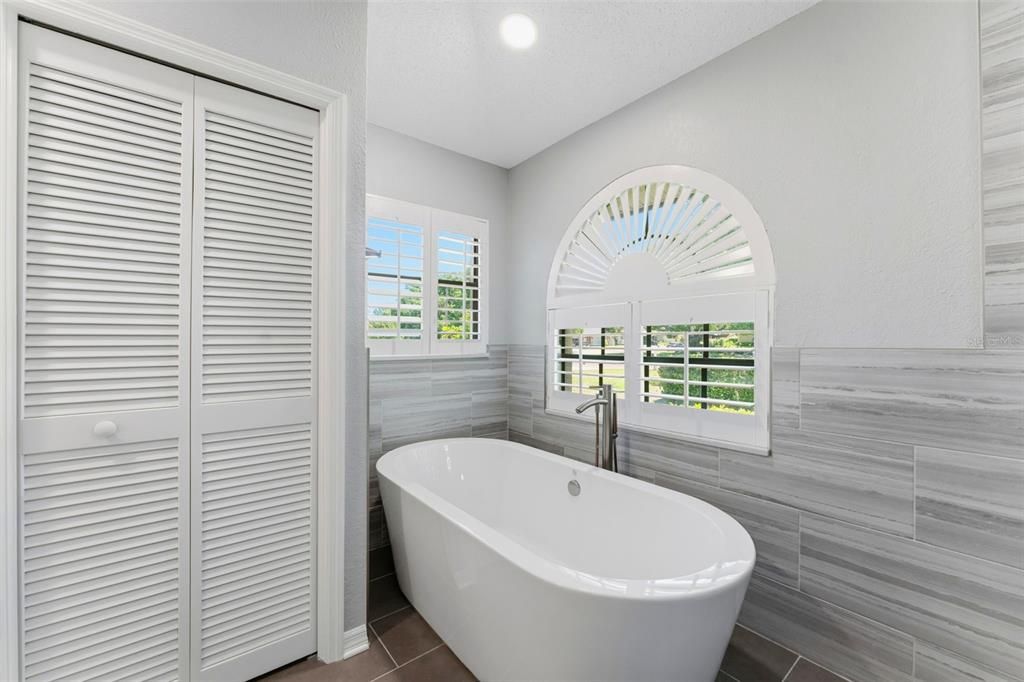 Activo con contrato: $739,900 (5 camas, 3 baños, 2660 Pies cuadrados)