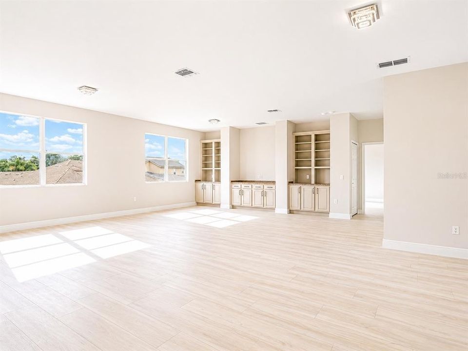 Activo con contrato: $3,295 (4 camas, 3 baños, 3586 Pies cuadrados)