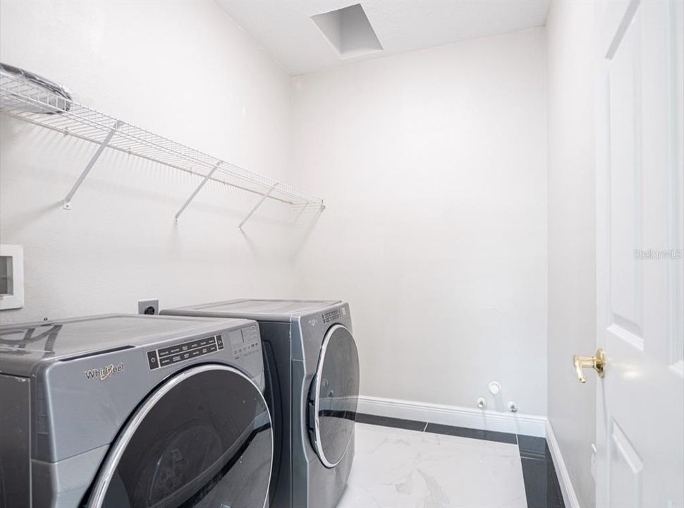 Activo con contrato: $3,295 (4 camas, 3 baños, 3586 Pies cuadrados)