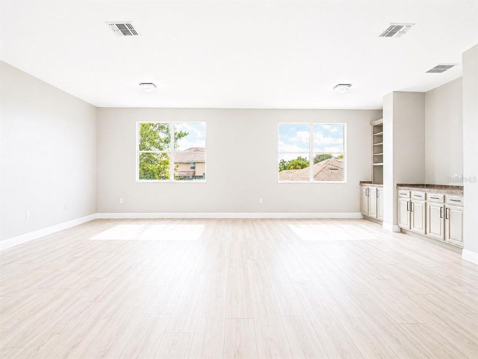 Activo con contrato: $3,295 (4 camas, 3 baños, 3586 Pies cuadrados)