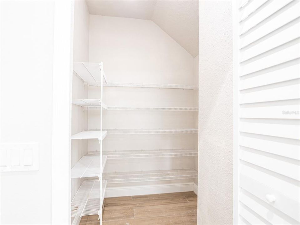 Activo con contrato: $3,295 (4 camas, 3 baños, 3586 Pies cuadrados)