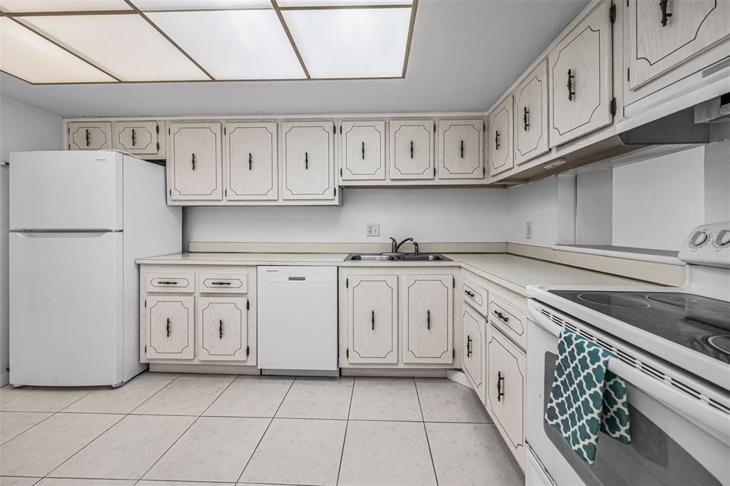 合同活跃: $148,000 (1 贝兹, 1 浴室, 790 平方英尺)