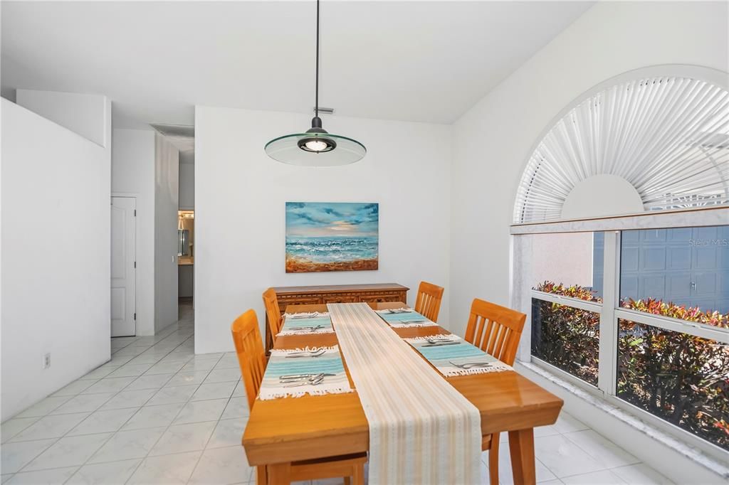 En Venta: $325,000 (3 camas, 2 baños, 2409 Pies cuadrados)