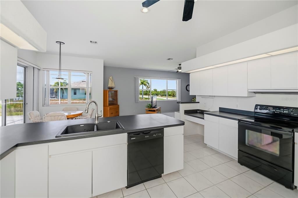 En Venta: $325,000 (3 camas, 2 baños, 2409 Pies cuadrados)
