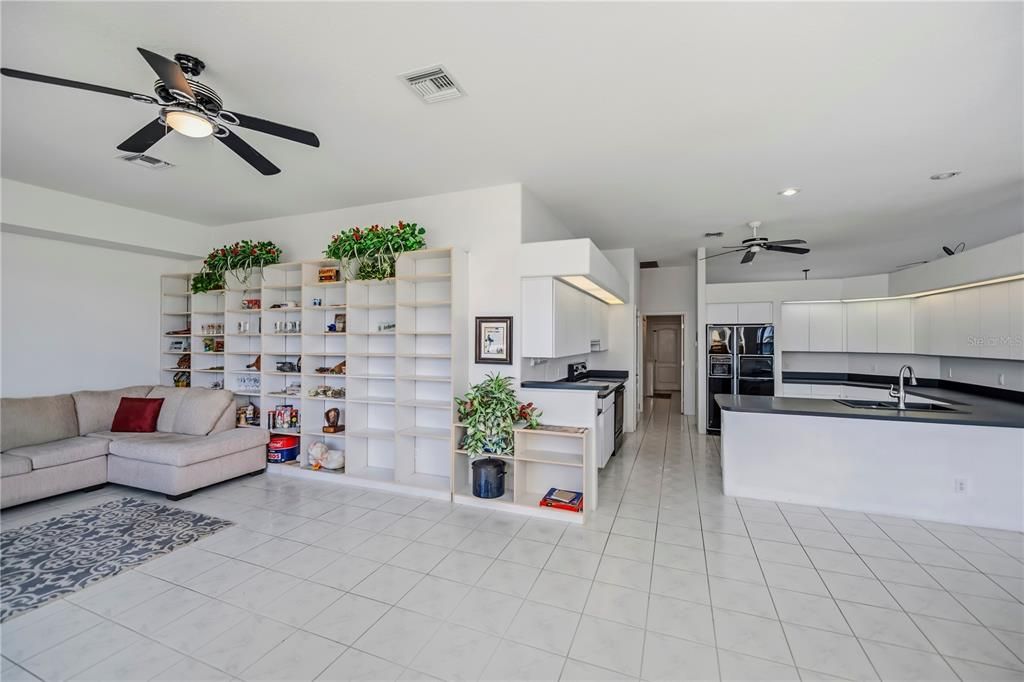 En Venta: $325,000 (3 camas, 2 baños, 2409 Pies cuadrados)