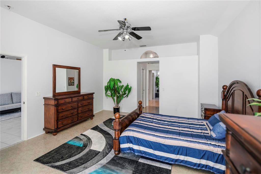 En Venta: $325,000 (3 camas, 2 baños, 2409 Pies cuadrados)