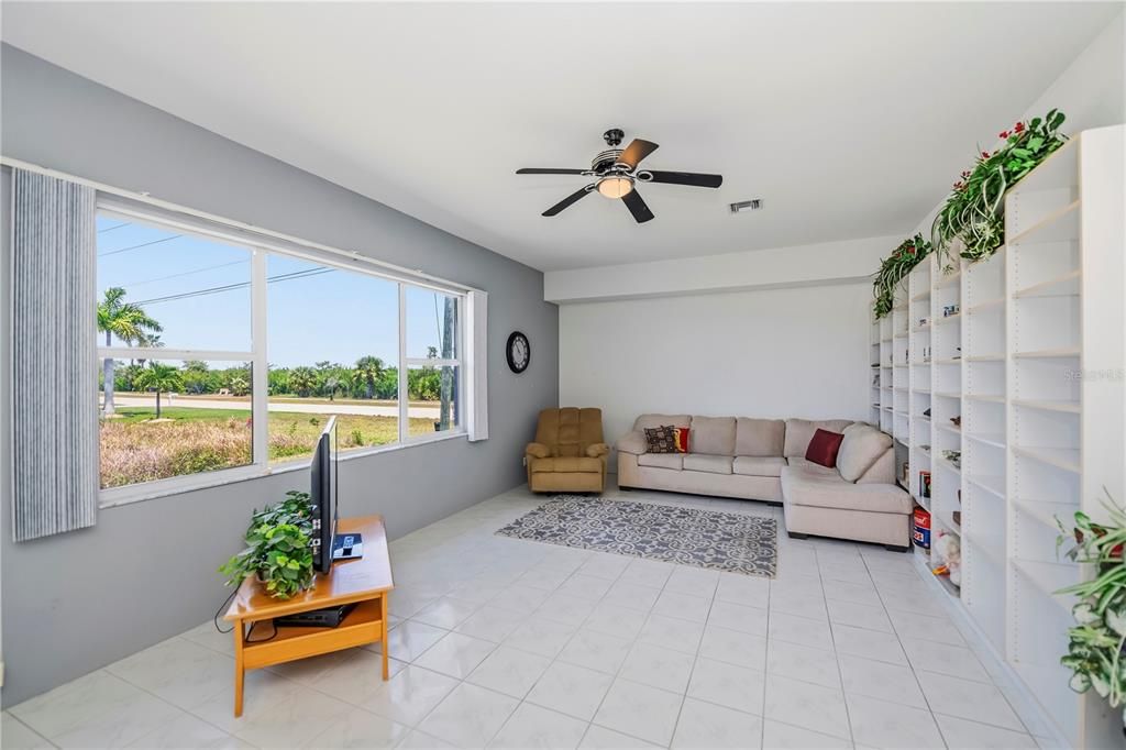 En Venta: $325,000 (3 camas, 2 baños, 2409 Pies cuadrados)