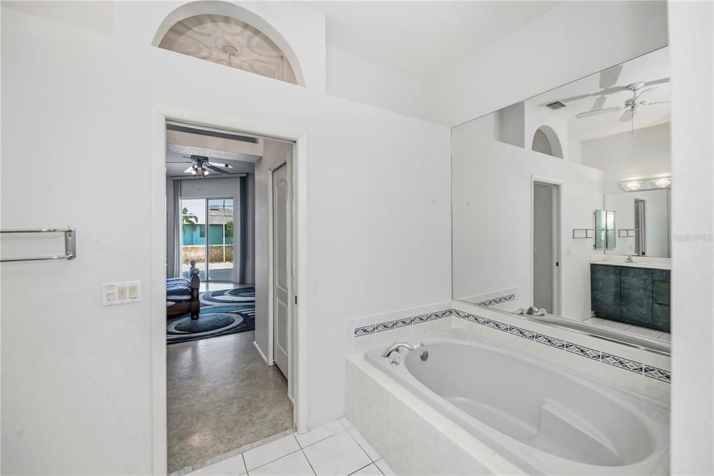 En Venta: $325,000 (3 camas, 2 baños, 2409 Pies cuadrados)