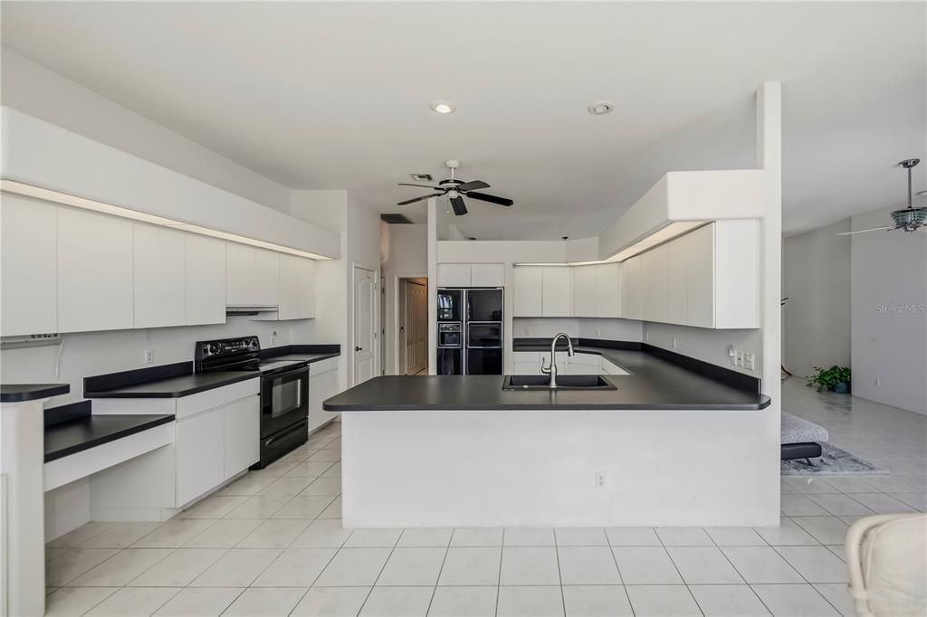 En Venta: $325,000 (3 camas, 2 baños, 2409 Pies cuadrados)