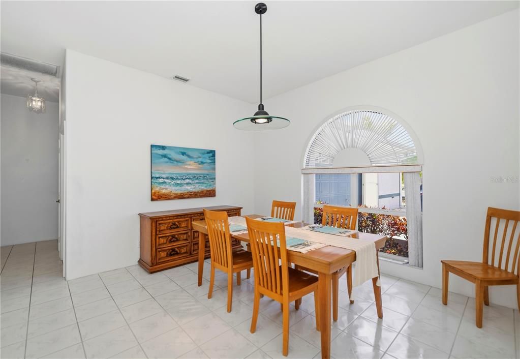 En Venta: $325,000 (3 camas, 2 baños, 2409 Pies cuadrados)