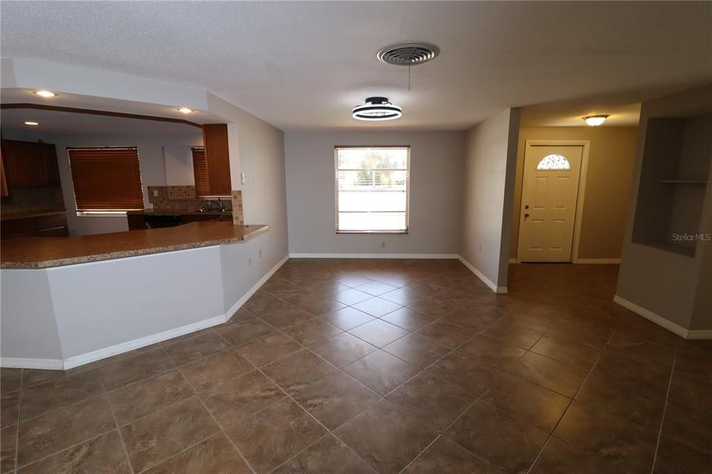 For Rent: $2,400 (3 beds, 2 baths, 1633 Square Feet)