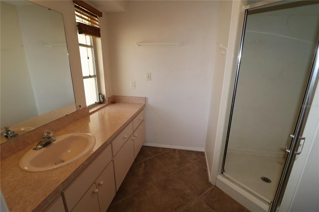 For Rent: $2,400 (3 beds, 2 baths, 1633 Square Feet)