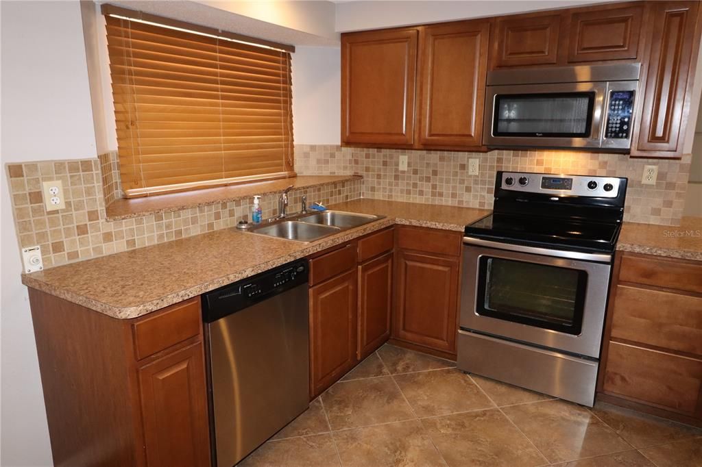 For Rent: $2,400 (3 beds, 2 baths, 1633 Square Feet)