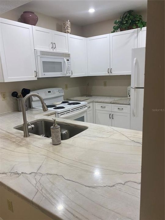 For Rent: $1,800 (2 beds, 2 baths, 888 Square Feet)