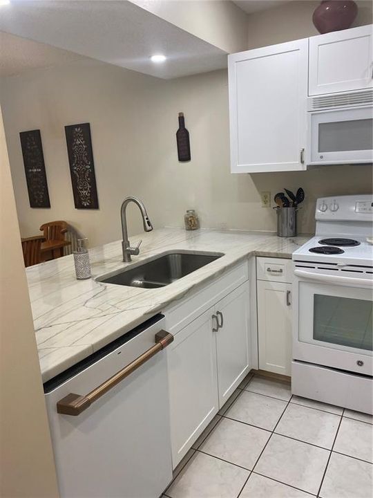 For Rent: $1,800 (2 beds, 2 baths, 888 Square Feet)