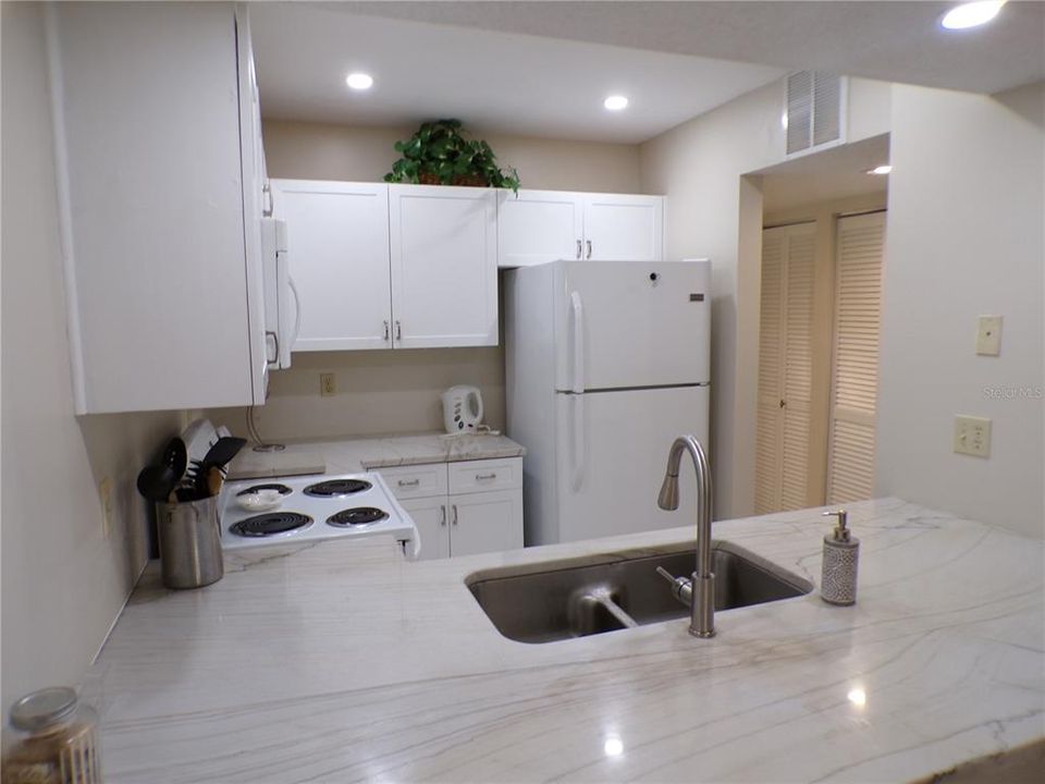 For Rent: $1,800 (2 beds, 2 baths, 888 Square Feet)