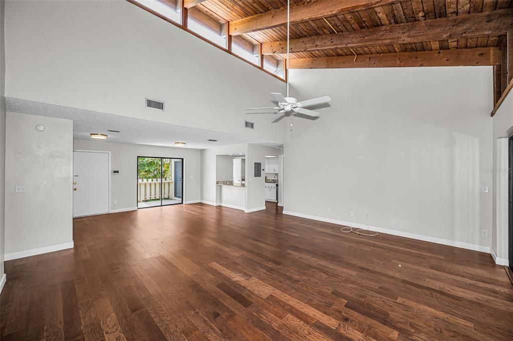 Activo con contrato: $350,000 (3 camas, 2 baños, 1445 Pies cuadrados)