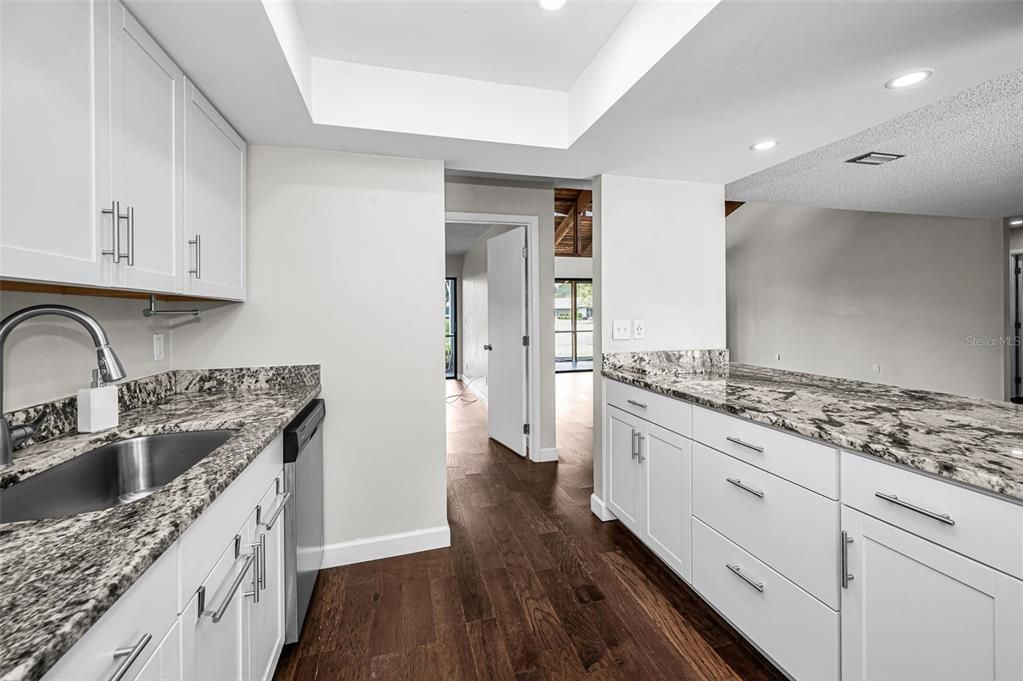Activo con contrato: $350,000 (3 camas, 2 baños, 1445 Pies cuadrados)