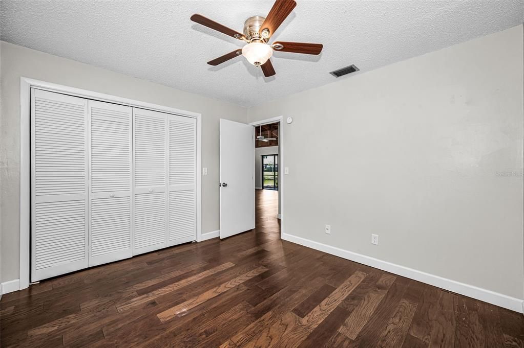 Activo con contrato: $350,000 (3 camas, 2 baños, 1445 Pies cuadrados)