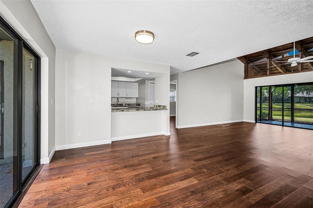 Activo con contrato: $350,000 (3 camas, 2 baños, 1445 Pies cuadrados)