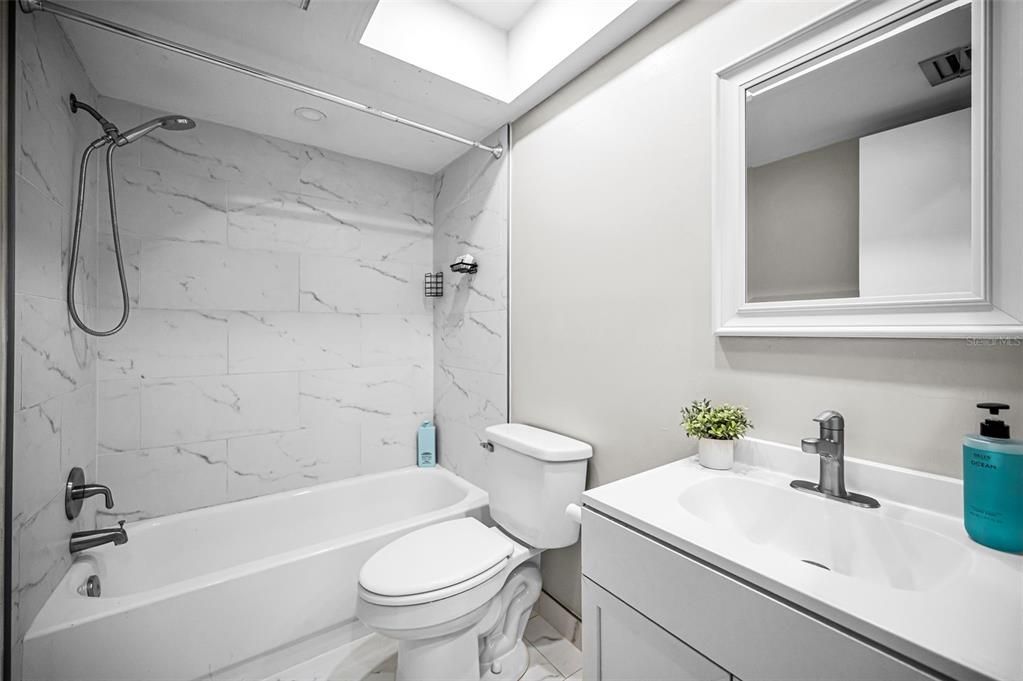 Activo con contrato: $350,000 (3 camas, 2 baños, 1445 Pies cuadrados)