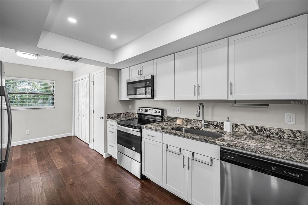 Activo con contrato: $350,000 (3 camas, 2 baños, 1445 Pies cuadrados)