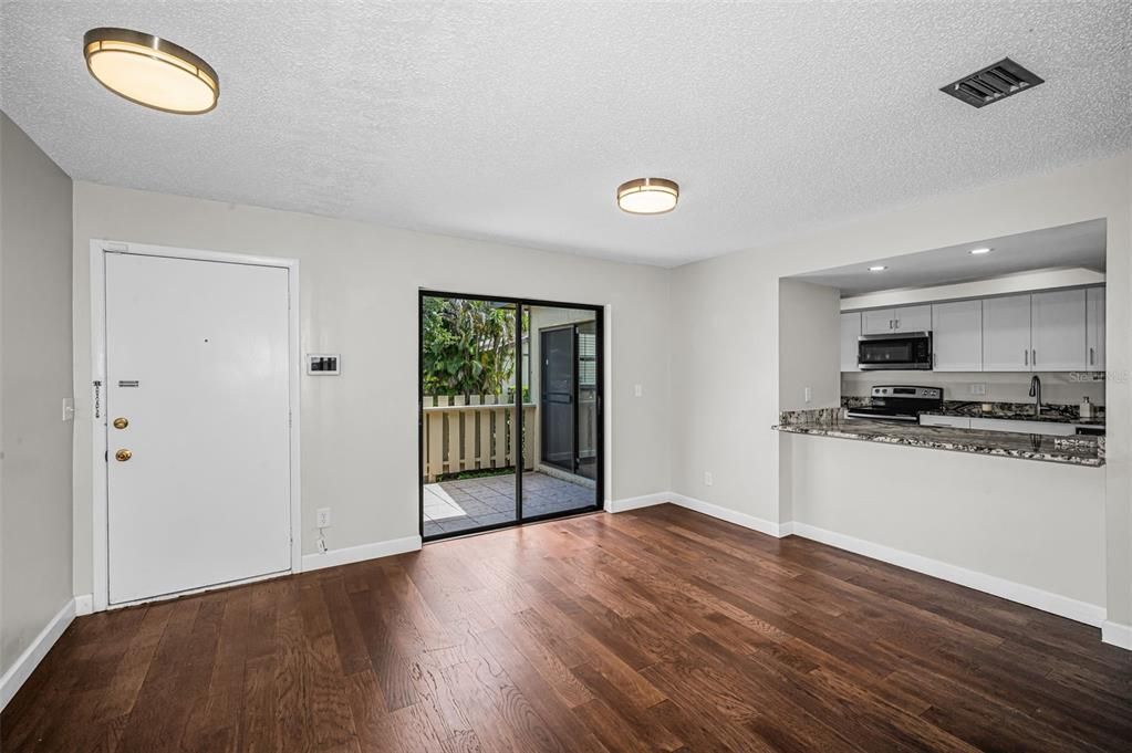 Activo con contrato: $350,000 (3 camas, 2 baños, 1445 Pies cuadrados)
