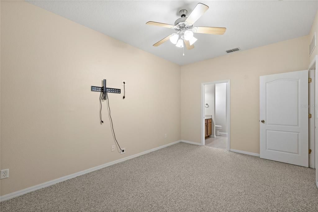 For Sale: $700,000 (4 beds, 2 baths, 2215 Square Feet)