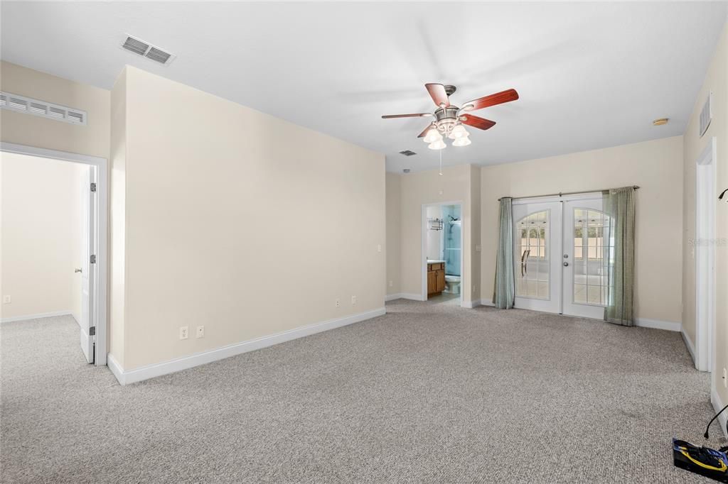 For Sale: $700,000 (4 beds, 2 baths, 2215 Square Feet)