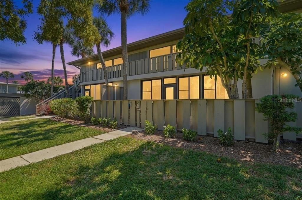 For Sale: $549,000 (2 beds, 2 baths, 1258 Square Feet)