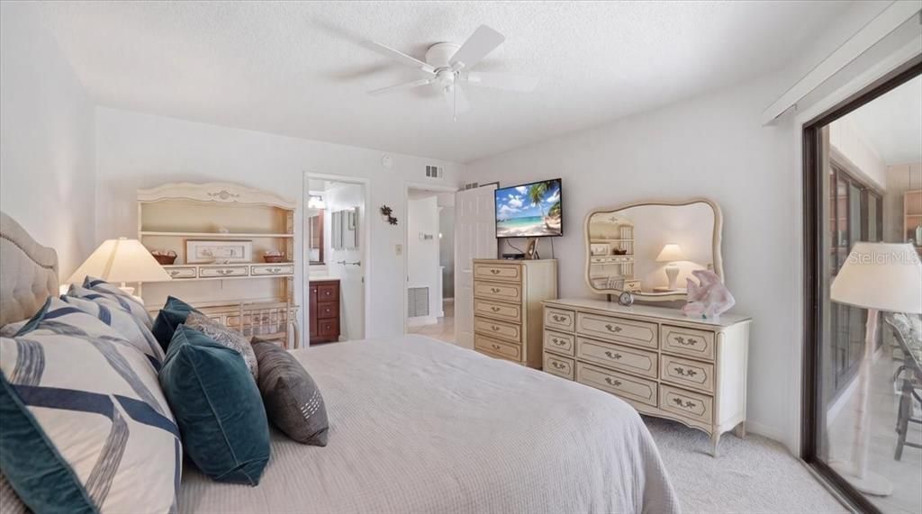 For Sale: $549,000 (2 beds, 2 baths, 1258 Square Feet)