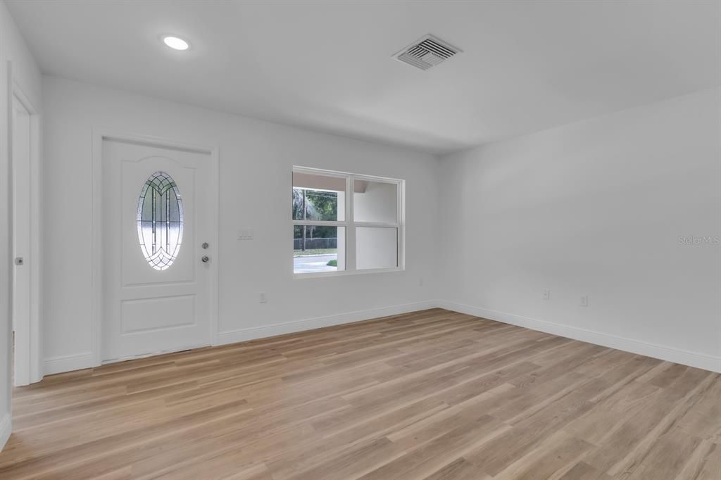 En Venta: $337,000 (4 camas, 2 baños, 1884 Pies cuadrados)