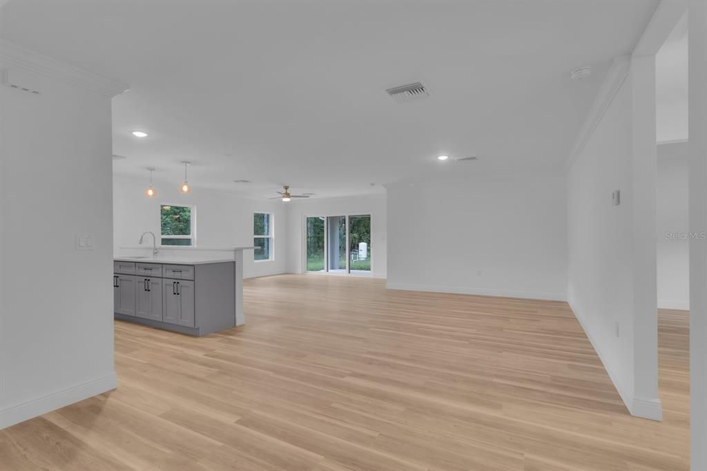 En Venta: $337,000 (4 camas, 2 baños, 1884 Pies cuadrados)