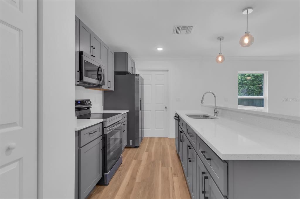 En Venta: $337,000 (4 camas, 2 baños, 1884 Pies cuadrados)