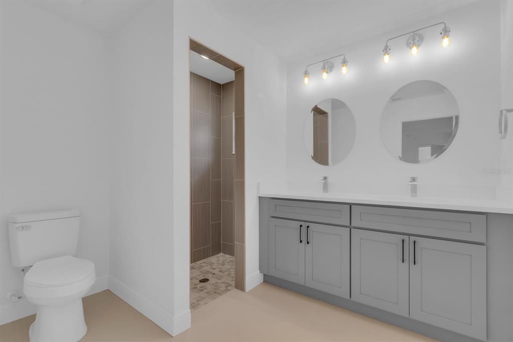 En Venta: $337,000 (4 camas, 2 baños, 1884 Pies cuadrados)