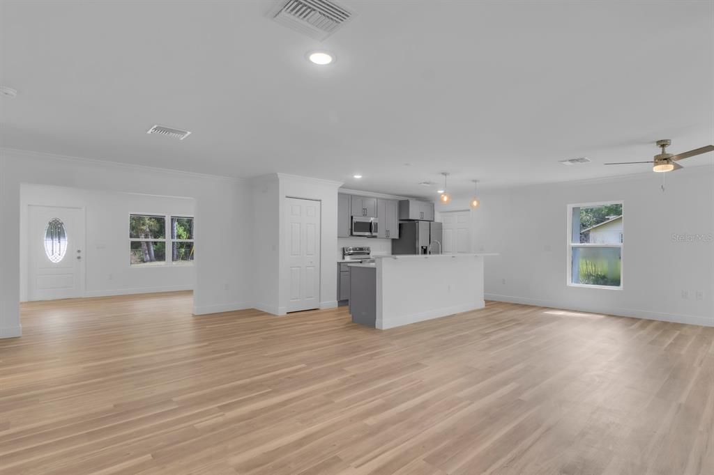 En Venta: $337,000 (4 camas, 2 baños, 1884 Pies cuadrados)