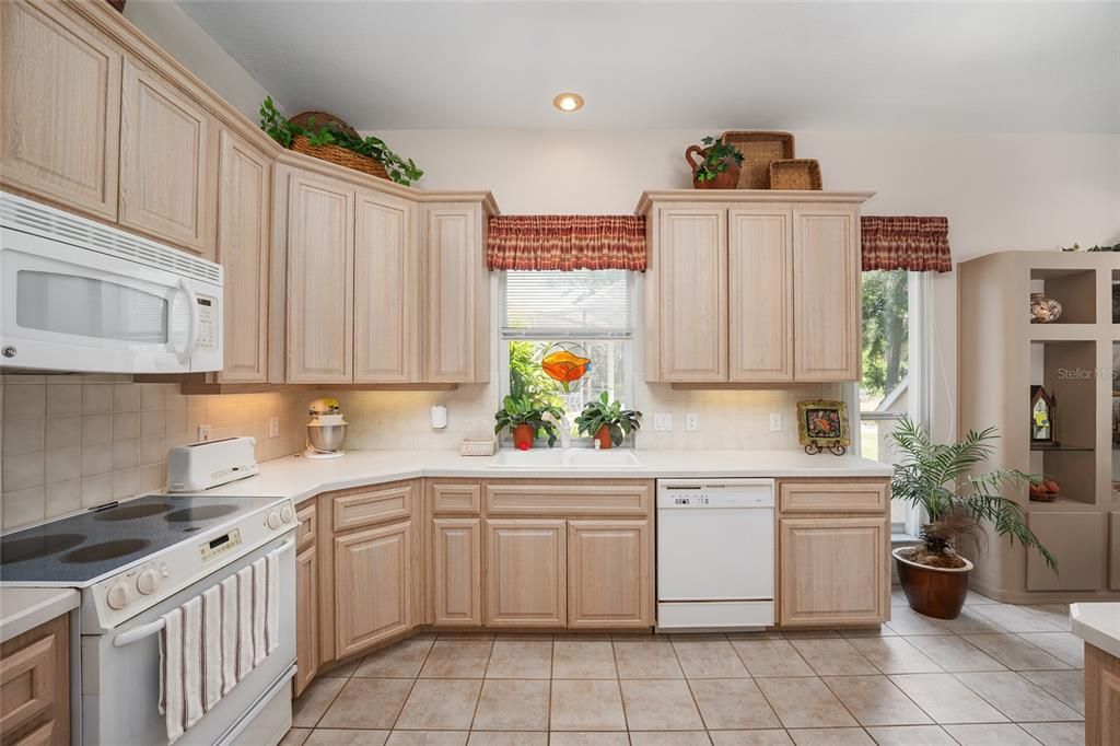 Active With Contract: $342,000 (2 beds, 2 baths, 2490 Square Feet)