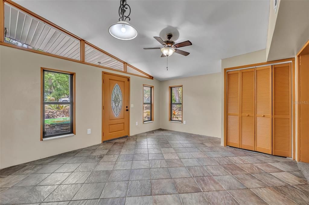 En Venta: $470,000 (4 camas, 2 baños, 2196 Pies cuadrados)