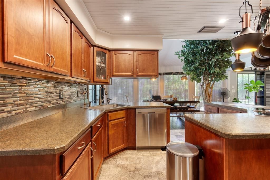 Под контрактом: $597,000 (4 спален, 2 ванн, 2928 Квадратных фут)