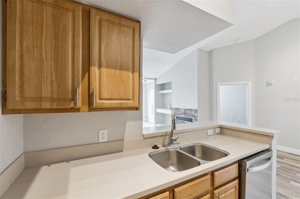 For Sale: $184,900 (1 beds, 1 baths, 721 Square Feet)